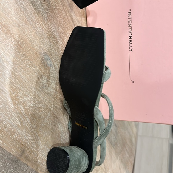 Intentionally Blank Kifton Sandals in Sage. Size 10. - Picture 6 of 8